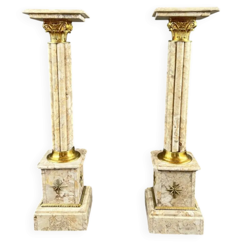 Paire de colonnes sellettes en marbre et laiton, XXe siècle