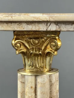 Paire de colonnes sellettes en marbre et laiton, XXe siècle