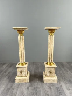 Paire de colonnes sellettes en marbre et laiton, XXe siècle