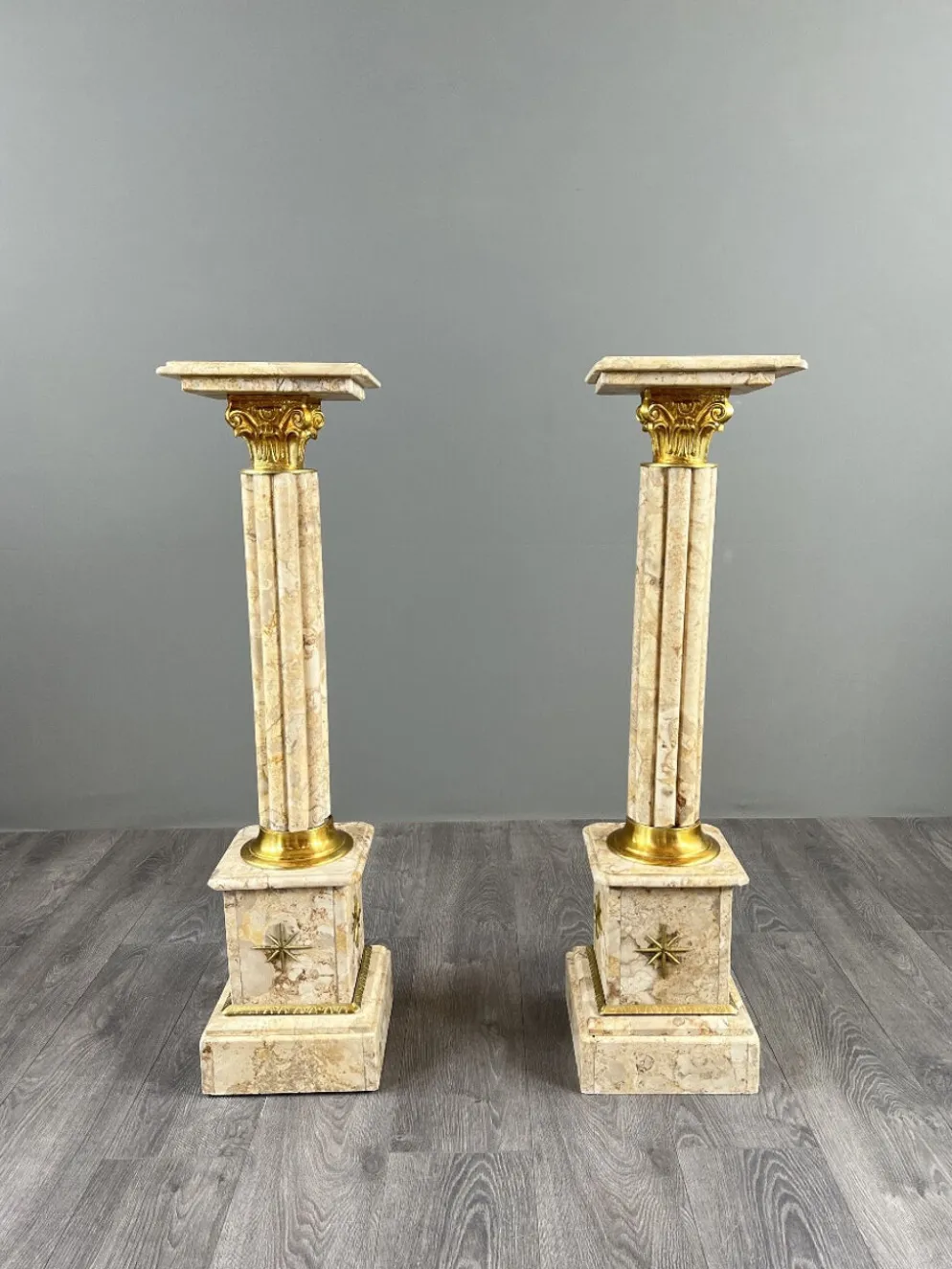 Paire de colonnes sellettes en marbre et laiton, XXe siècle