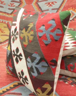Paire de coussins géométriques en kilim turc plat