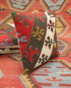 Paire de coussins géométriques en kilim turc plat