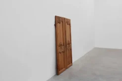 Paire de deux portes anciennes en bois sculpté à la main, vers 1880.