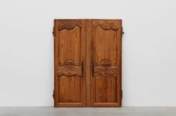 Paire de deux portes anciennes en bois sculpté à la main, vers 1880.