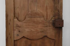 Paire de deux portes anciennes en bois sculpté à la main, vers 1880.