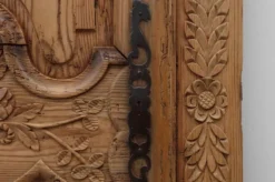 Paire de deux portes anciennes en bois sculpté à la main, vers 1880.