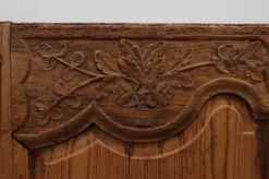 Paire de deux portes anciennes en bois sculpté à la main, vers 1880.