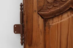 Paire de deux portes anciennes en bois sculpté à la main, vers 1880.