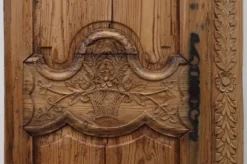 Paire de deux portes anciennes en bois sculpté à la main, vers 1880.