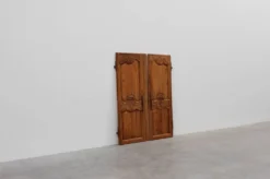 Paire de deux portes anciennes en bois sculpté à la main, vers 1880.