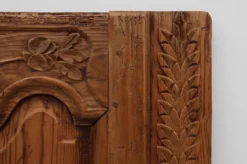 Paire de deux portes anciennes en bois sculpté à la main, vers 1880.