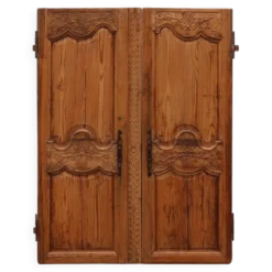 Paire de deux portes anciennes en bois sculpté à la main, vers 1880.