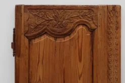 Paire de deux portes anciennes en bois sculpté à la main, vers 1880.