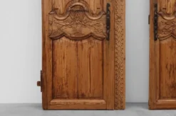 Paire de deux portes anciennes en bois sculpté à la main, vers 1880.