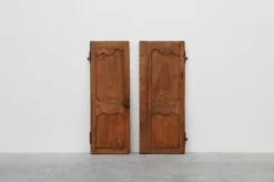 Paire de deux portes anciennes en bois sculpté à la main, vers 1880.