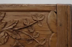 Paire de deux portes anciennes en bois sculpté à la main, vers 1880.