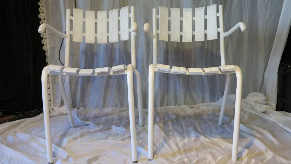 Paire de fauteuils de jardin blancs