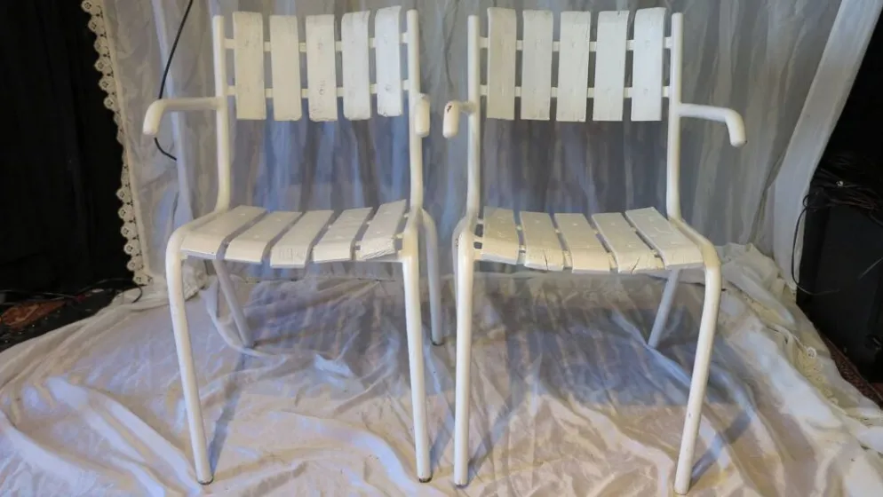 Paire de fauteuils de jardin blancs