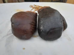 Paire de gants de boxe cuir années 40