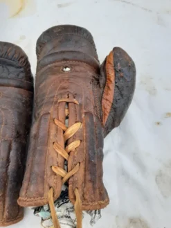 Paire de gants de boxe cuir années 40