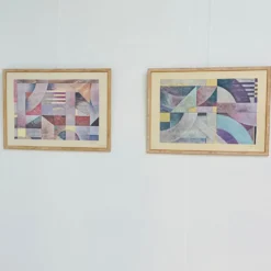 Paire de grandes lithographies abstraites géométriques en mixed media de Richard Hall avec de l'or.