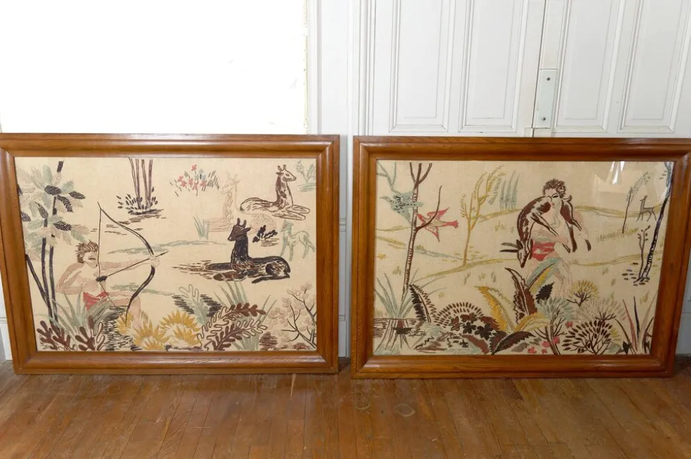 Paire de grandes tapisseries brodées Art Déco, décor de chasse/mythe, 1930