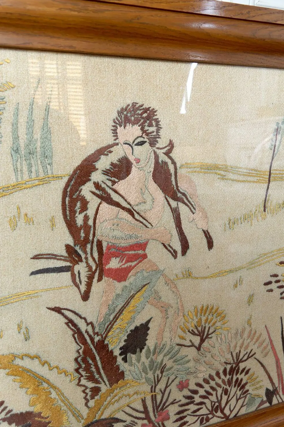 Paire de grandes tapisseries brodées Art Déco, décor de chasse/mythe, 1930