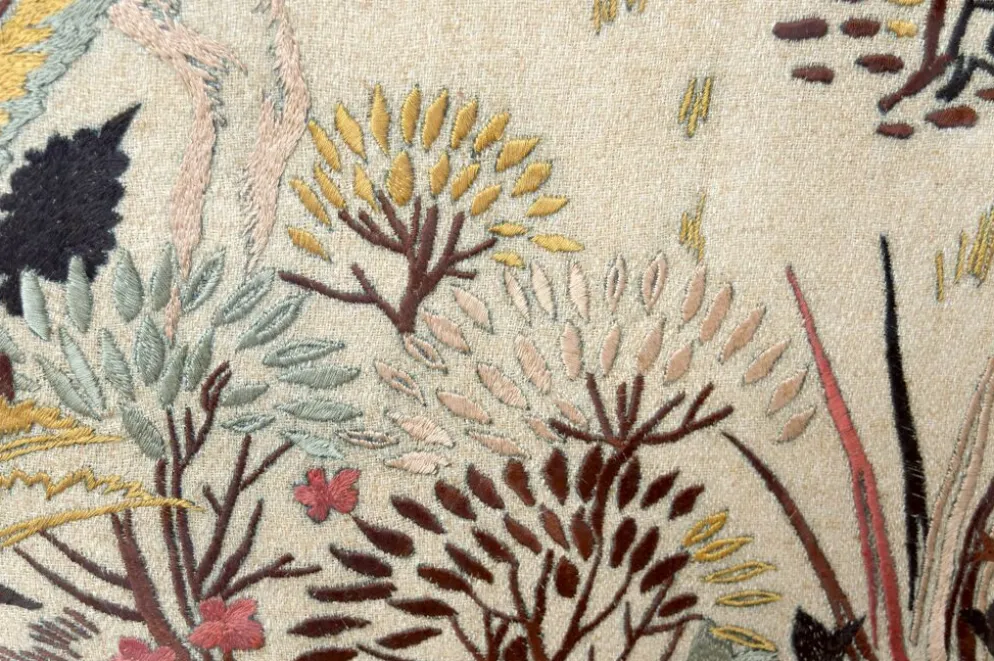 Paire de grandes tapisseries brodées Art Déco, décor de chasse/mythe, 1930