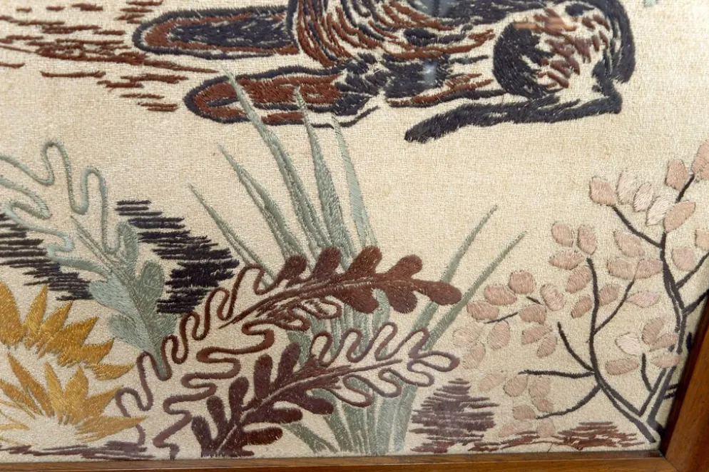 Paire de grandes tapisseries brodées Art Déco, décor de chasse/mythe, 1930