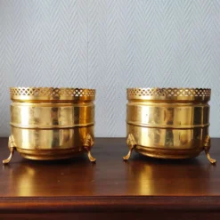 Paire de jardinières vintage en laiton doré à galerie ajourée cache-pot