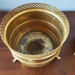 Paire de jardinières vintage en laiton doré à galerie ajourée cache-pot
