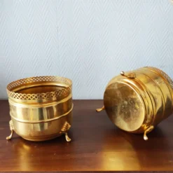 Paire de jardinières vintage en laiton doré à galerie ajourée cache-pot