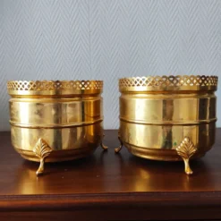 Paire de jardinières vintage en laiton doré à galerie ajourée cache-pot