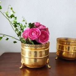 Paire de jardinières vintage en laiton doré à galerie ajourée cache-pot