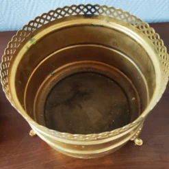 Paire de jardinières vintage en laiton doré à galerie ajourée cache-pot