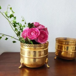 Paire de jardinières vintage en laiton doré à galerie ajourée cache-pot
