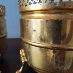 Paire de jardinières vintage en laiton doré à galerie ajourée cache-pot