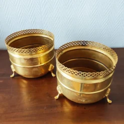 Paire de jardinières vintage en laiton doré à galerie ajourée cache-pot