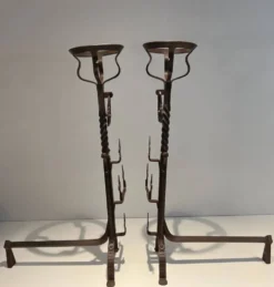 Paire de Landiers Gothiques en Fer Forgé à Fleurs-de-Lis