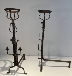 Paire de Landiers Gothiques en Fer Forgé à Fleurs-de-Lis