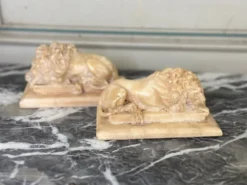 Paire de lions d’après Canova, sculpture en albâtre vers 1880