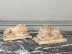 Paire de lions d’après Canova, sculpture en albâtre vers 1880