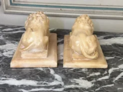 Paire de lions d’après Canova, sculpture en albâtre vers 1880