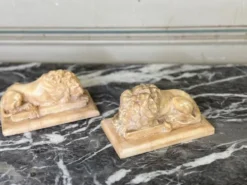 Paire de lions d’après Canova, sculpture en albâtre vers 1880