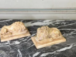 Paire de lions d’après Canova, sculpture en albâtre vers 1880