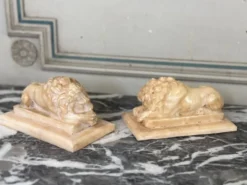 Paire de lions d’après Canova, sculpture en albâtre vers 1880