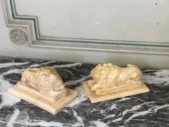 Paire de lions d’après Canova, sculpture en albâtre vers 1880
