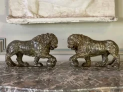 Paire de lions Médicis en albâtre, Italie XIXème siècle