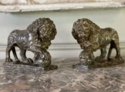 Paire de lions Médicis en albâtre, Italie XIXème siècle