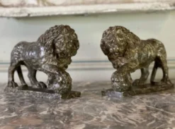 Paire de lions Médicis en albâtre, Italie XIXème siècle